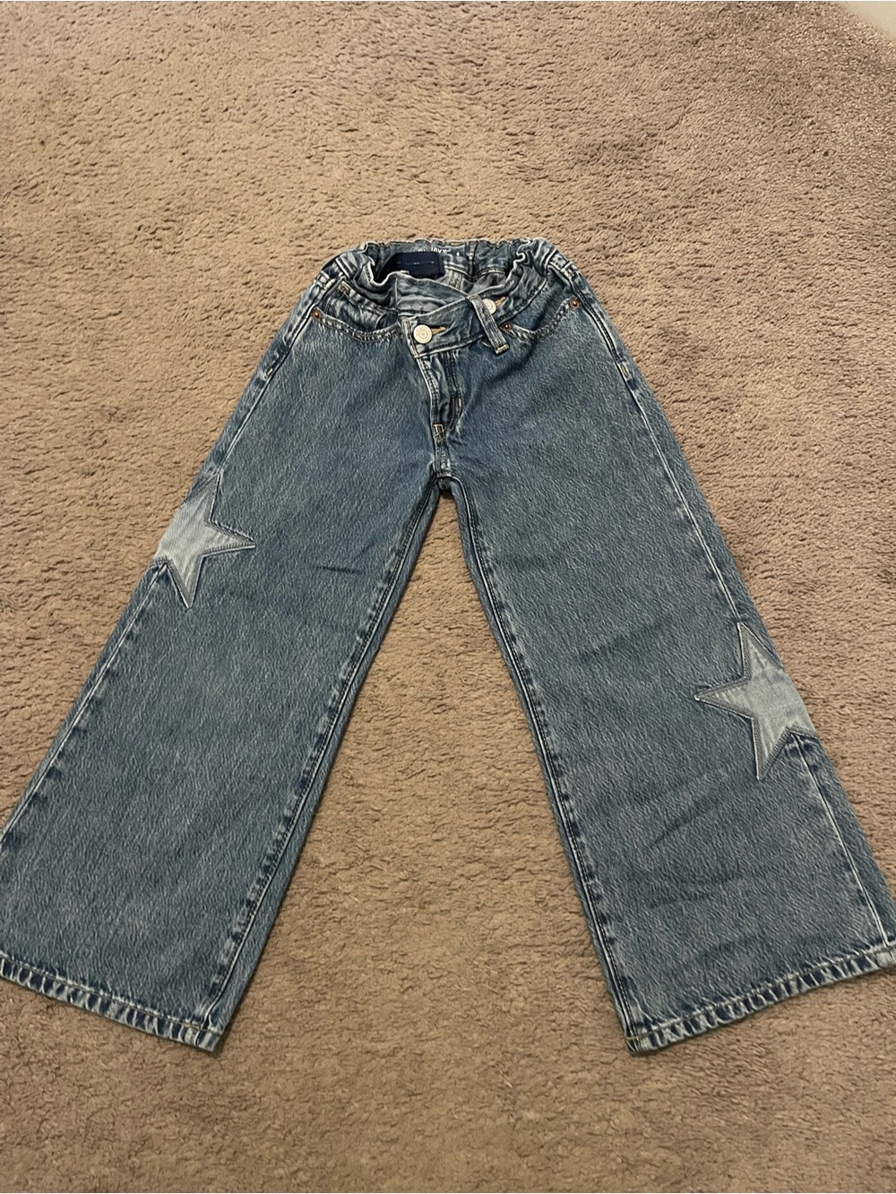 Girls size 6 Old Navy Washed Blue Wide-Leg Jeans with Star Patches
Like new